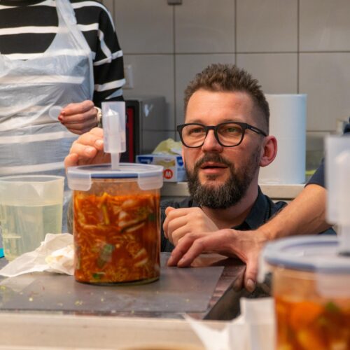 Proces plný chuti a zdravia Fermentácia je jedným z najstarších spôsobov spracovania potravín, ktorý sa využíva už tisíce rokov. Tento prírodný proces nielen predlžuje trvanlivosť potravín, ale tiež výrazne zlepšuje ich chuť a nutričné vlastnosti. V posledných rokoch sa fermentované potraviny opäť dostávajú do popredia, a to nielen kvôli svojej jedinečnej chuti, ale aj zdravotným benefitom, ktoré poskytujú. Aké výhody fermentácia prináša a ako ju môžete začleniť do svojho každodenného jedálnička?